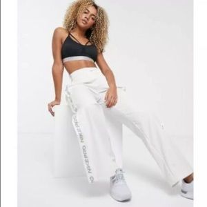 Nike Women’s Pro Tear Away pants in White Sz. L